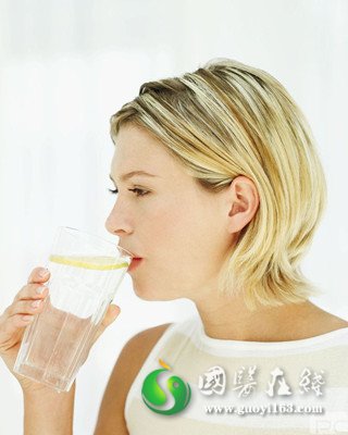 养生须知：早上一杯水怎么喝最健康