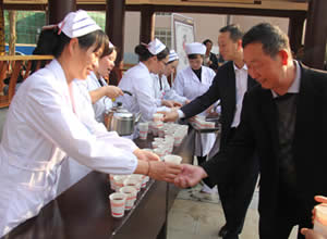 砚山县“两会”代表视察县中医医院